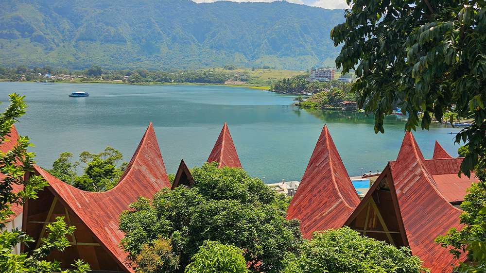 hike the tuk tuk coastal trail, lake toba