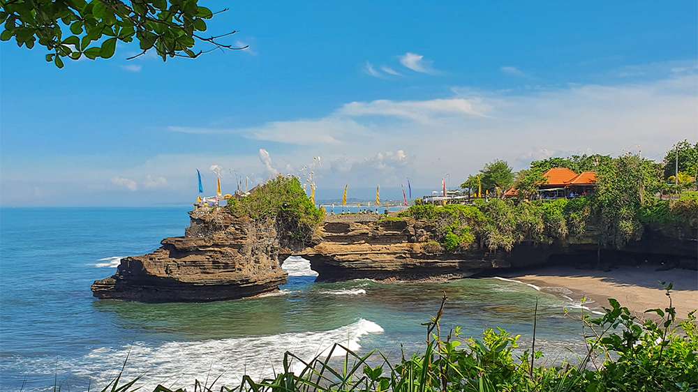 tanah lot temple, bali, indonesia