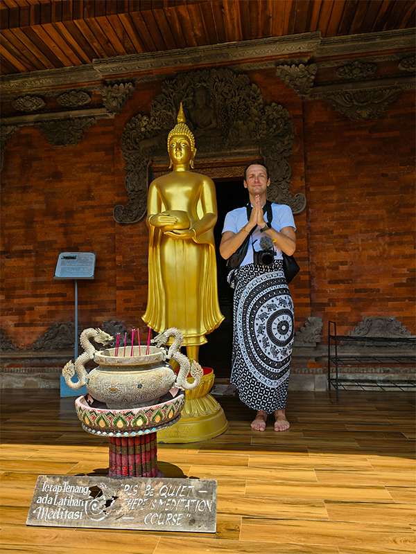 balinese temple outfit wiht sarong