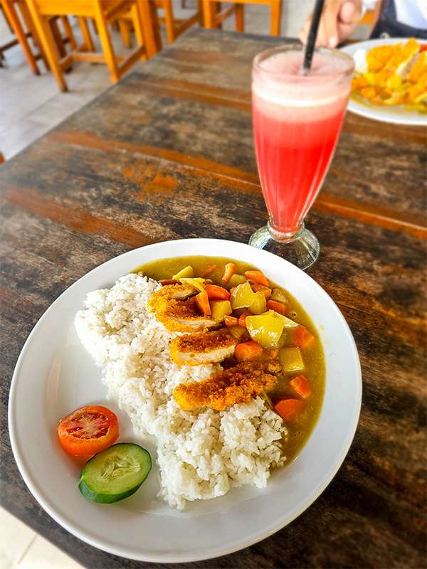 katsu curry at warung the sorent, nusa penida