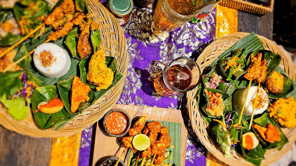 nasi campur at sun sun warung bali indonesia