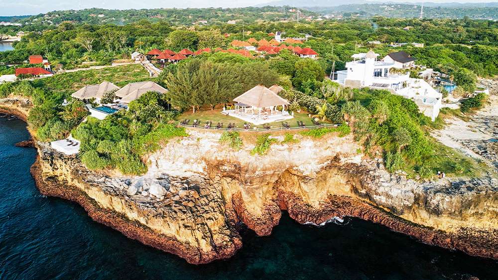the point bar sunsert views in nusa lembongan bali