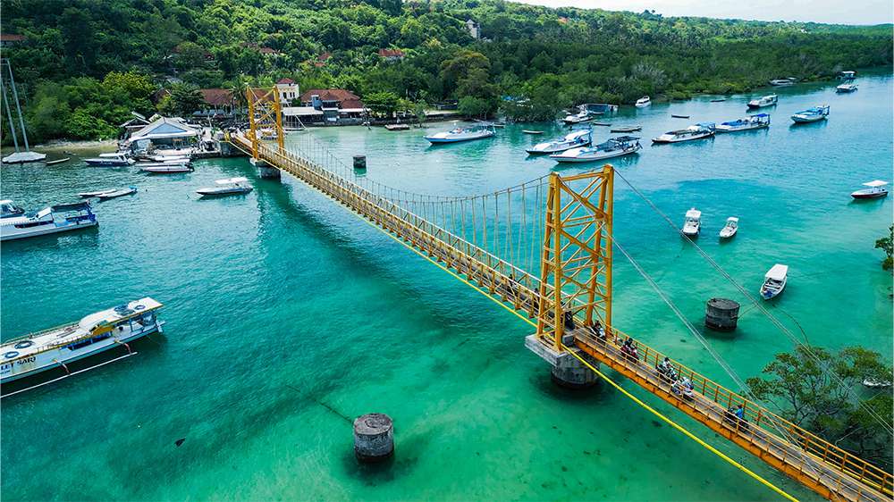 the yellow bridge nusa ceningan bali