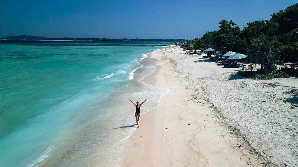 white sand beach gili air, lombok