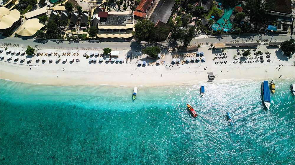 white sand beach in gili trawangan