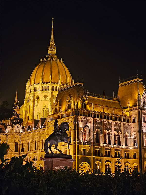 hungarian parliament, destination page banner