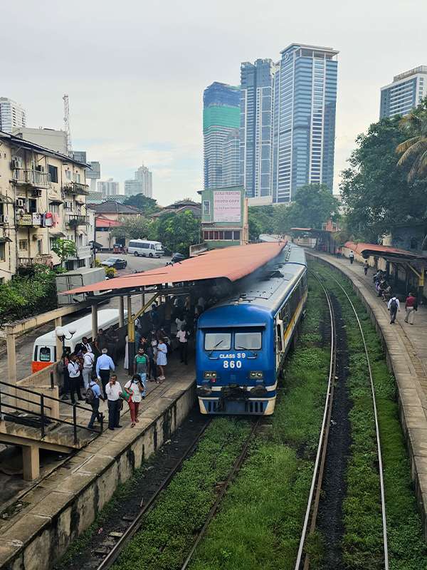 commuting by train in colombo, sri lanka