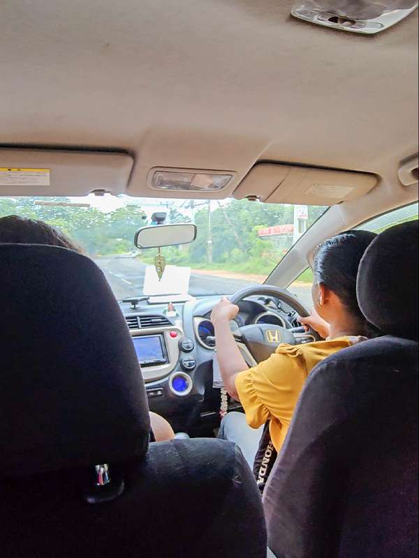 travelling by private car with a driver in sri lanka via pickme app
