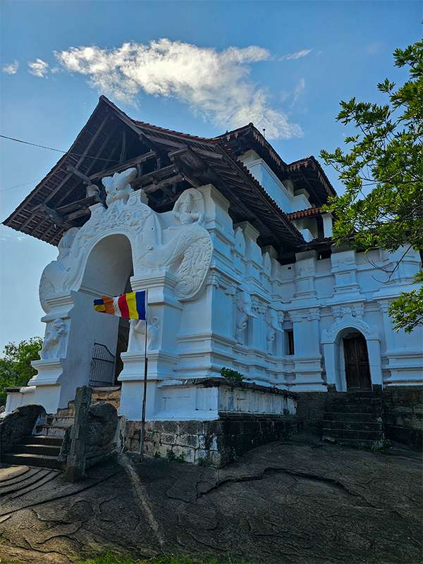 Sri Lankathilake Rajamaha Viharaya outside of Kandy in sri lanka