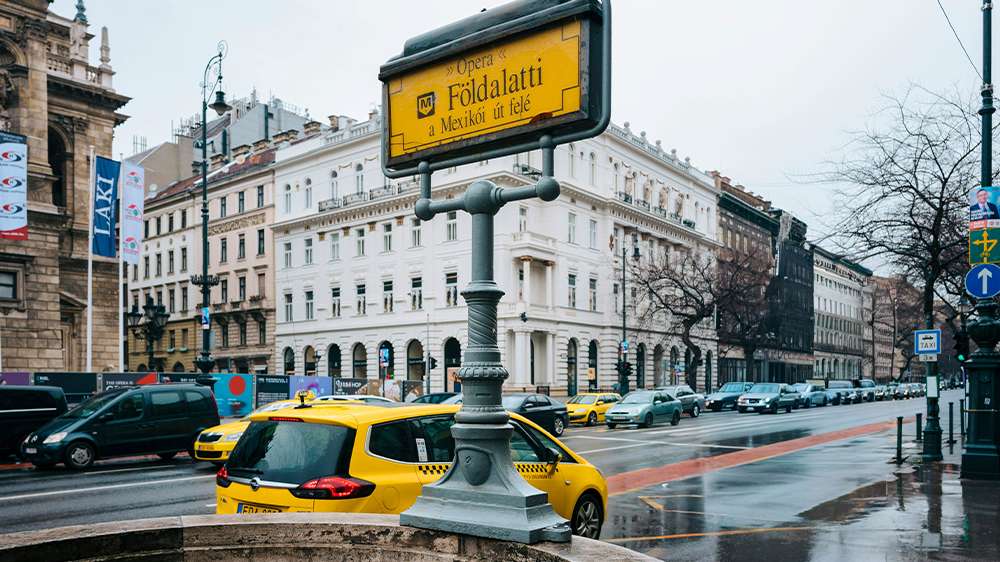 getting around budapest by taxi