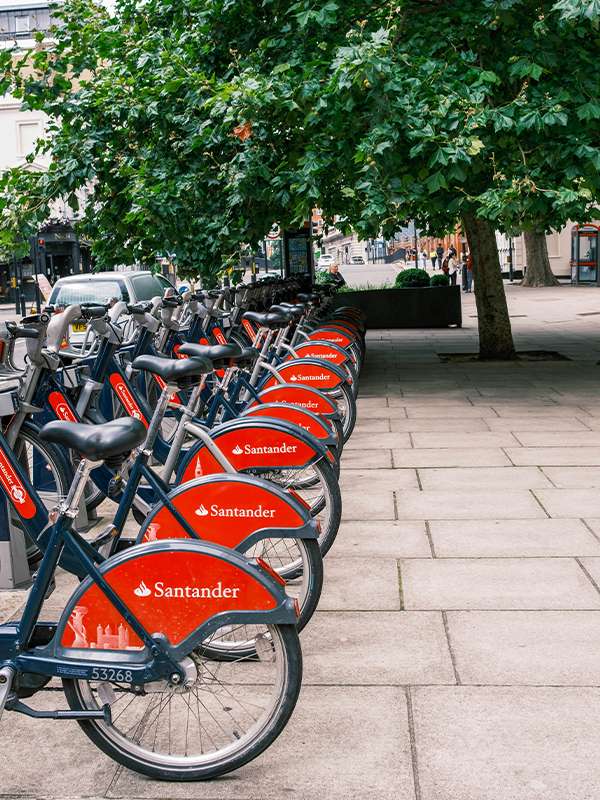 getting around london by bicycle, in england