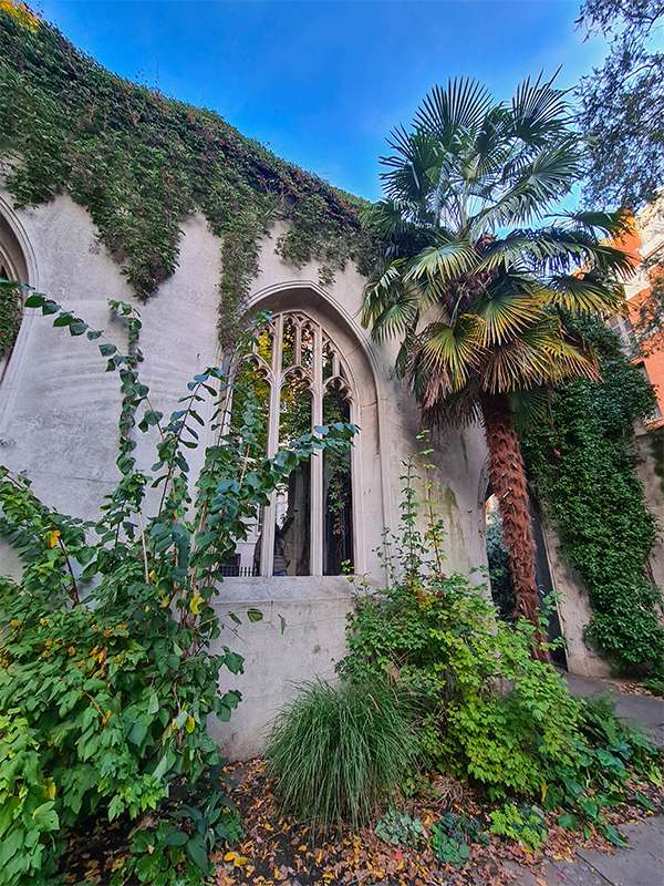 st dunstan in the east, hidden garden in the city of london, england