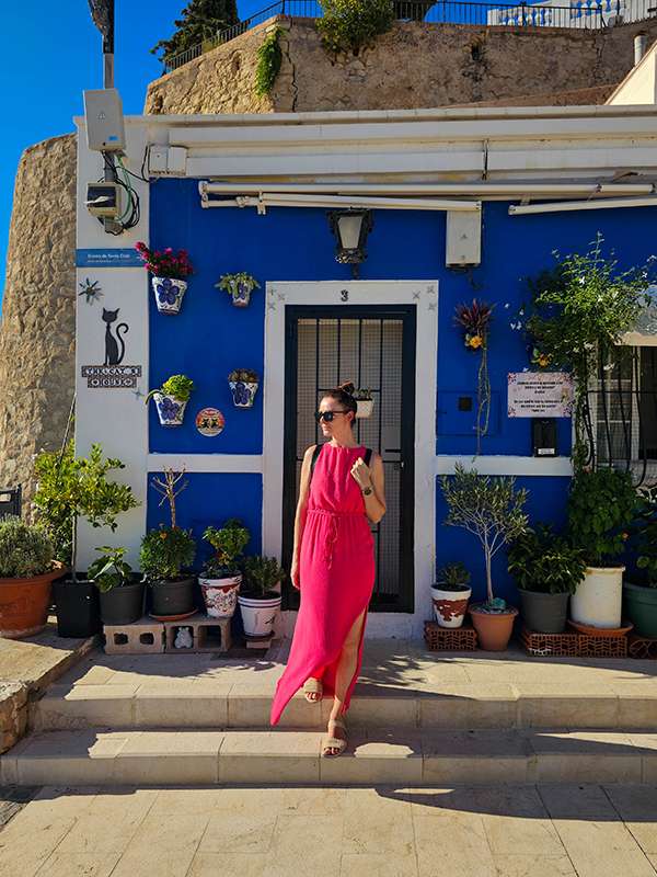 stroll in in barrio santa cruz in alicante